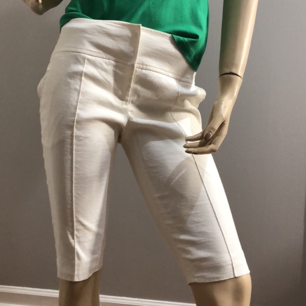 NWT.Bebe SLIM SEXY KNEE Short. Color White Blanko. Size 8.